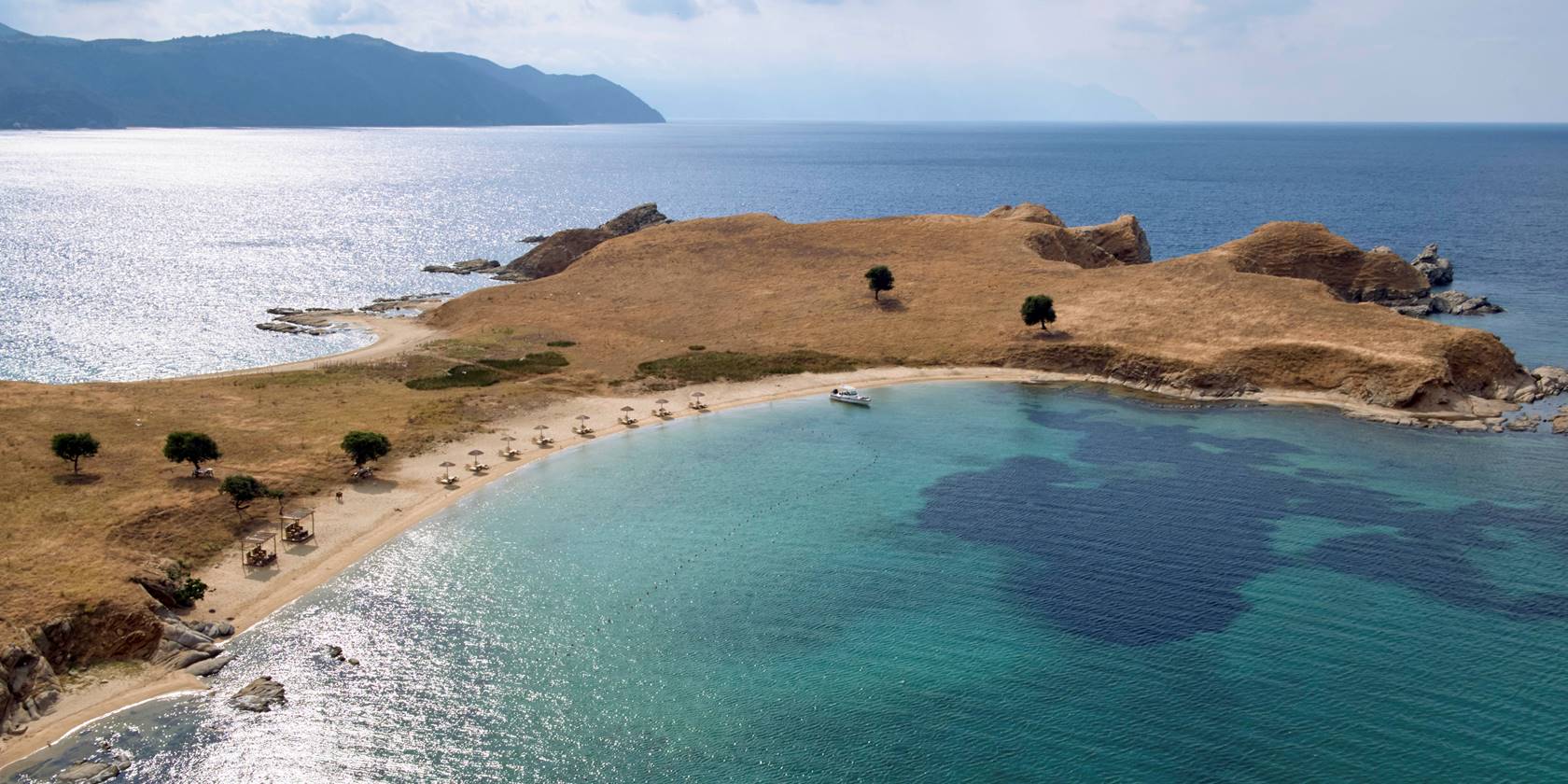 σκάφος πλησιάζει στον κόλπο