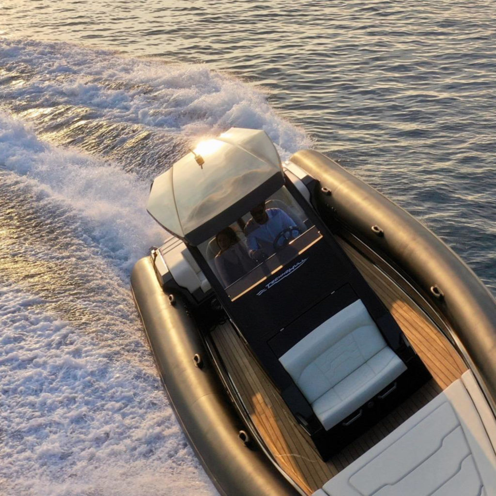 σκάφος διασχίζει τη θάλασσα